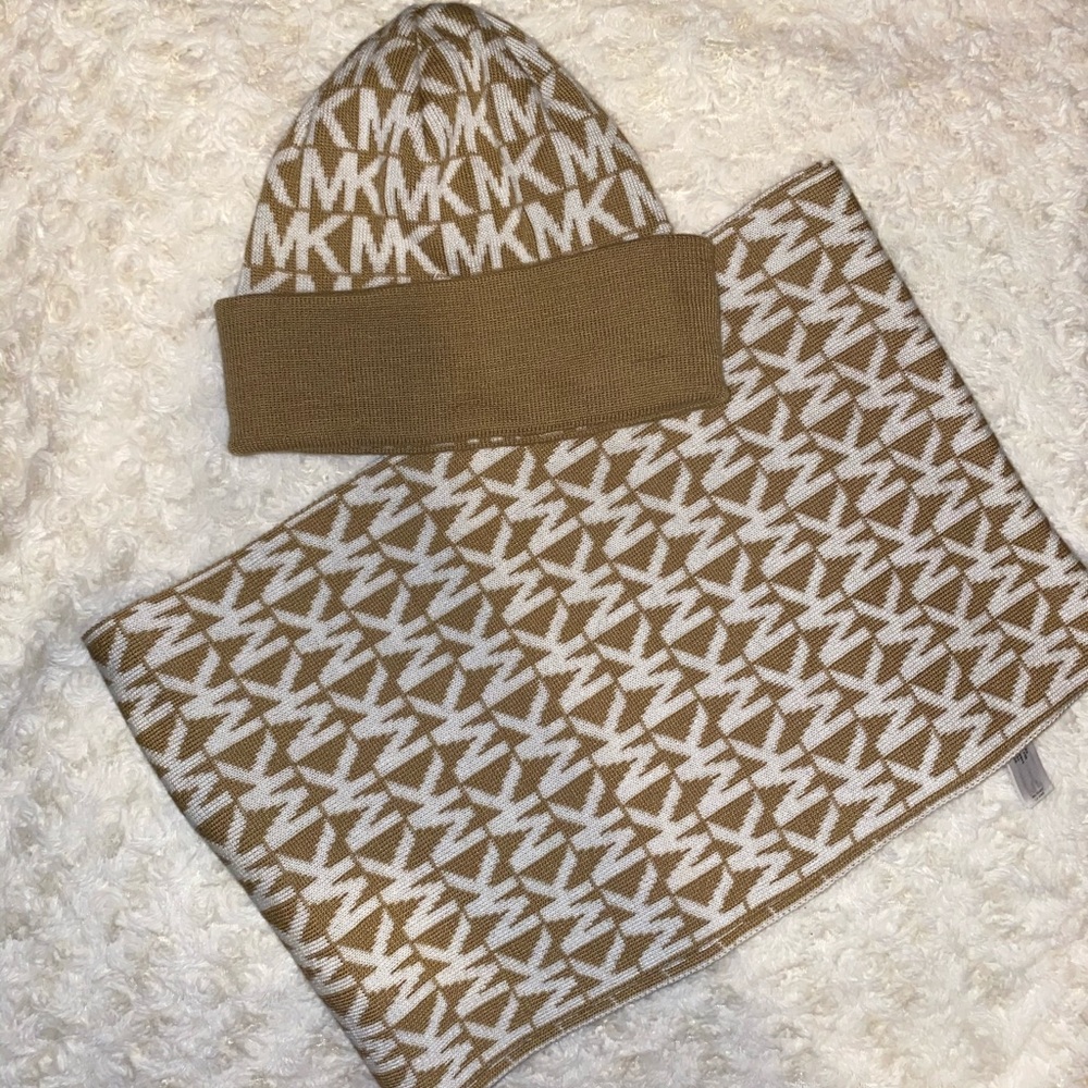 Reversible Michael Kors hat & scarf